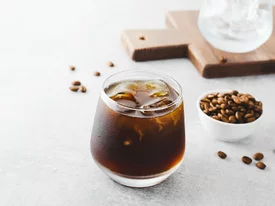 Ľadový elixír: Odhalenie príbehu cold brew kávy
